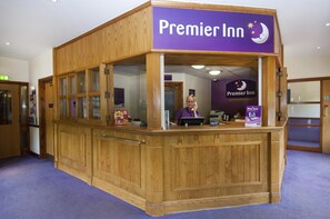 Reception - Premier Inn Milton Keynes Sw - Furzton Lake (Milton Keynes)