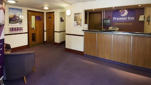 Reception - Premier Inn Milton Keynes South (Milton Keynes)
