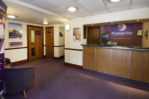 Reception - Premier Inn Milton Keynes South (Milton Keynes)
