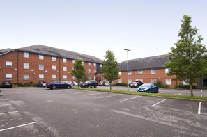 Exterior - Premier Inn Leeds East (Leeds)
