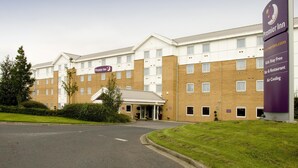 Ein Premier Inn Hotel mit Ziegelaußenwand, zahlreichen Fenstern und einem Schild, das kostenlose Kinderübernachtungen und Klimaanlage anzeigt.