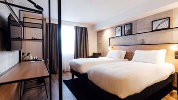 Quarto casal ou duplo standard, 2 camas de solteiro | Escrivaninha, espaço de trabalho para notebook, Wi-Fi de cortesia