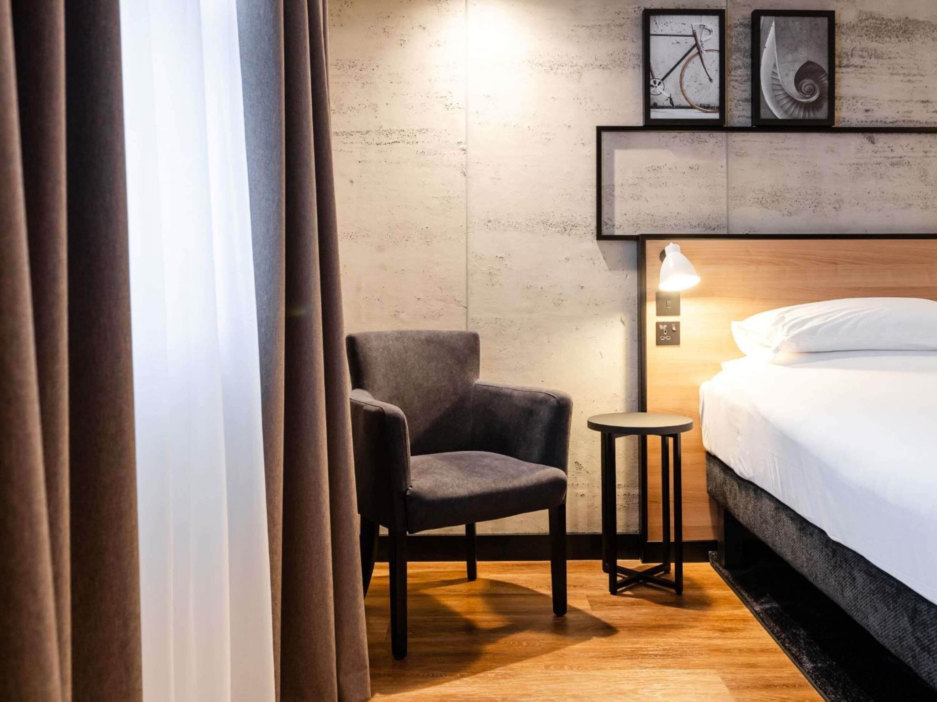 Desk, laptop workspace, free WiFi, bed sheets