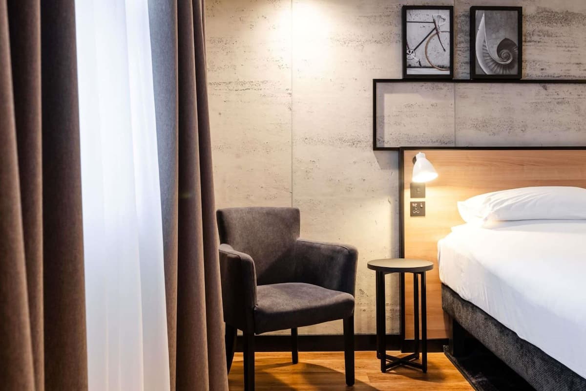 Desk, laptop workspace, free WiFi, bed sheets