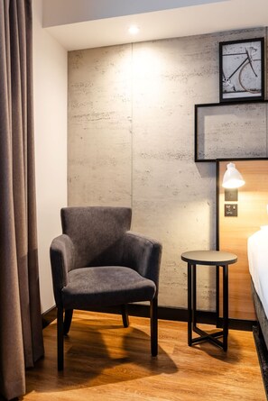 Desk, laptop workspace, free WiFi, bed sheets - ibis Coleraine Riverside (Coleraine)