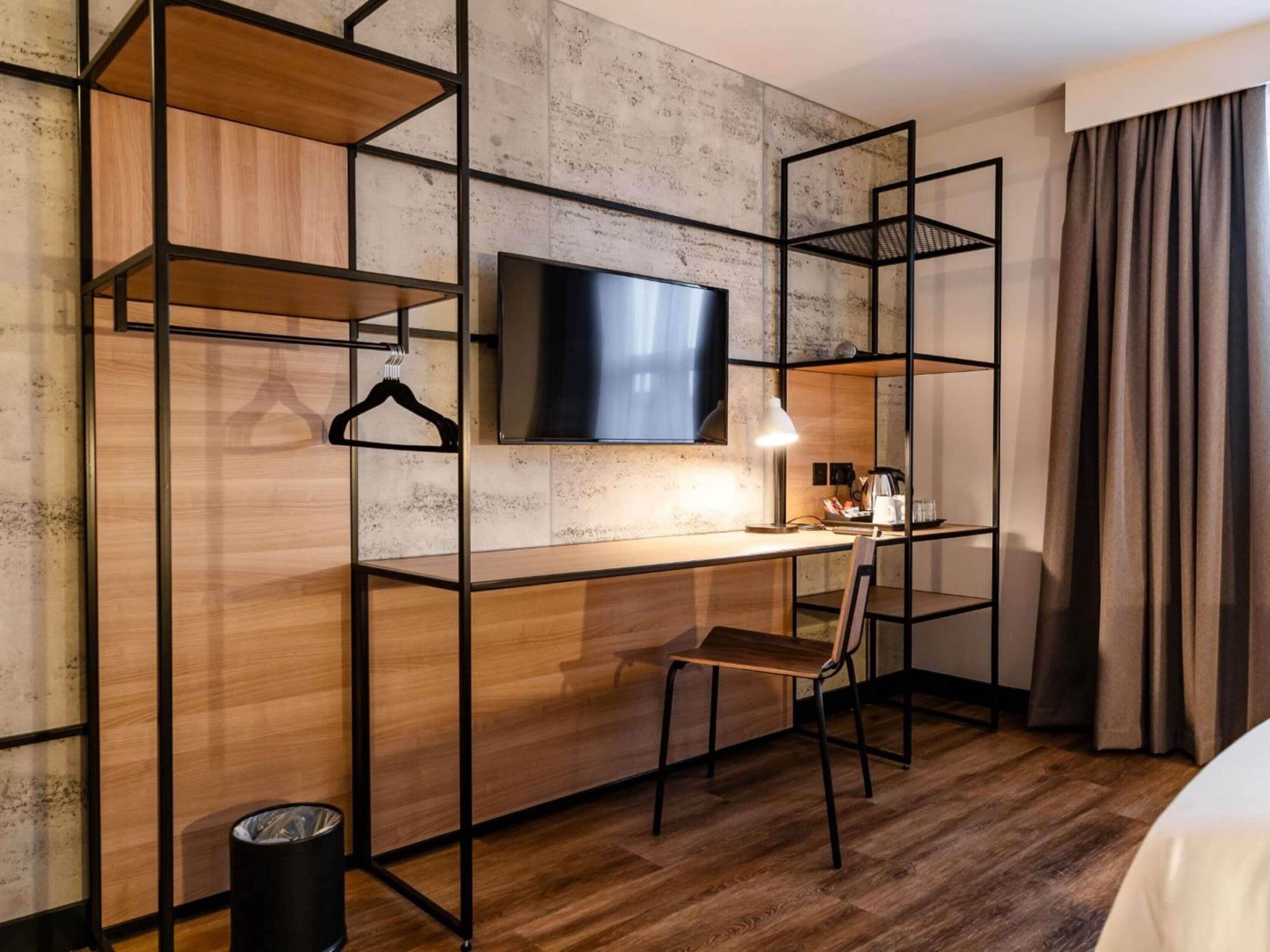 مكتب ومساحة عمل للكمبيوتر المحمول وواي فاي مجانًا وملاءات أسرّة