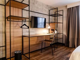 Escritorio, espacio para trabajar con laptop y wifi gratis 