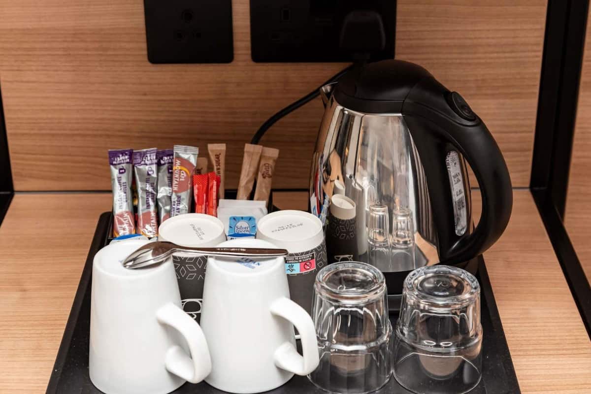 Bureau, espace de travail pour ordinateur portable, Wi-Fi gratuit
