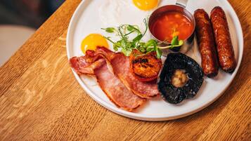 Cooked-to-order breakfast on weekends (GBP 12.50 per person)
