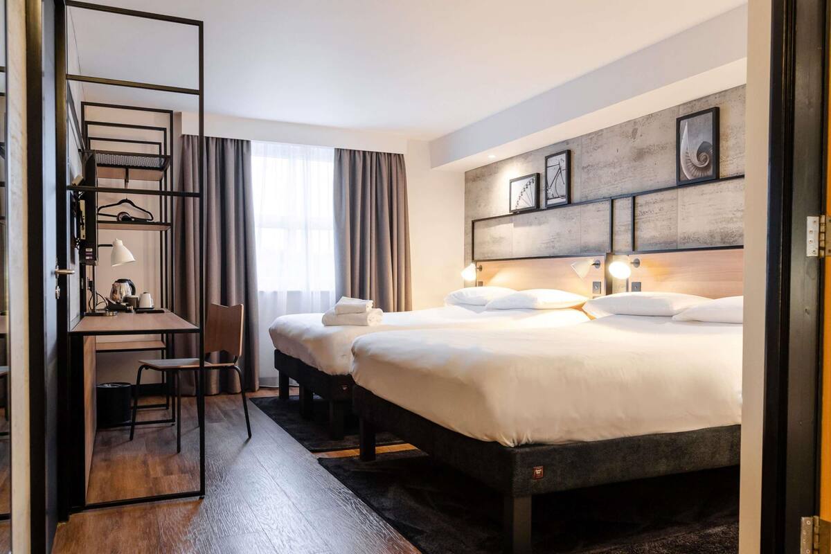 Standardzimmer, Mehrere Betten | Schreibtisch, laptopgeeigneter Arbeitsplatz, kostenloses WLAN