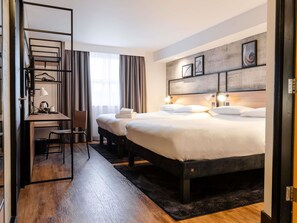 Habitación estándar, varias camas | Escritorio, espacio para trabajar con laptop y wifi gratis 