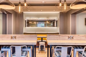 Desayuno (GBP 13.99 por persona)