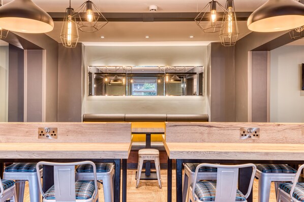 Petit déjeuner (13.99 GBP par personne)