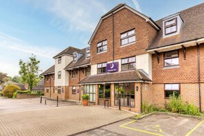 Exterior - Premier Inn London Gatwick South (Crawley)