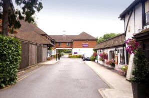 Exterior - Premier Inn Redhill Reigate (Redhill)