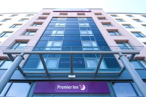 Exterior - Premier Inn London Gatwick Manor Royal (Crawley)