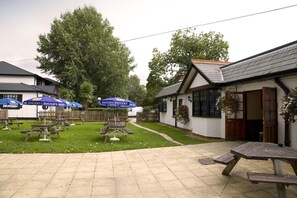 Exterior - Premier Inn Cobham (Cobham)