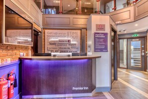 Reception - Premier Inn Tonbridge (Tonbridge)