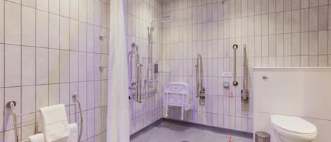 Standard-dobbeltværelse - brusekabine med kørestolsadgang | Badeværelse