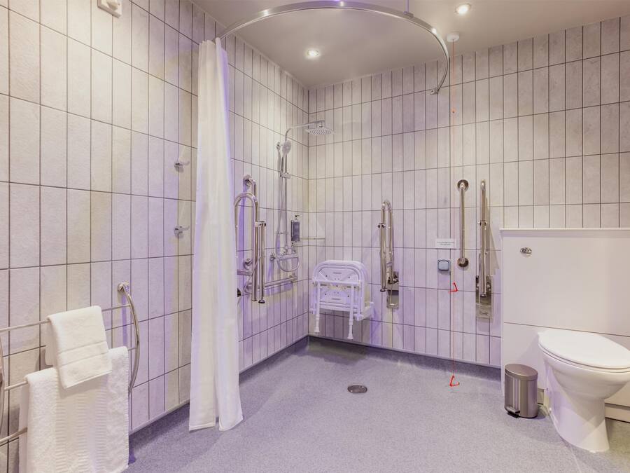 Standard Double Room, Roll-in Shower | Bathroom