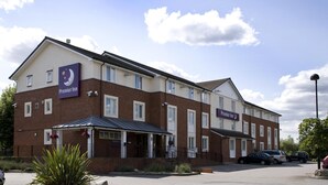 Un hotel Premier Inn con facciata in mattoni, numerose finestre e ingresso coperto.