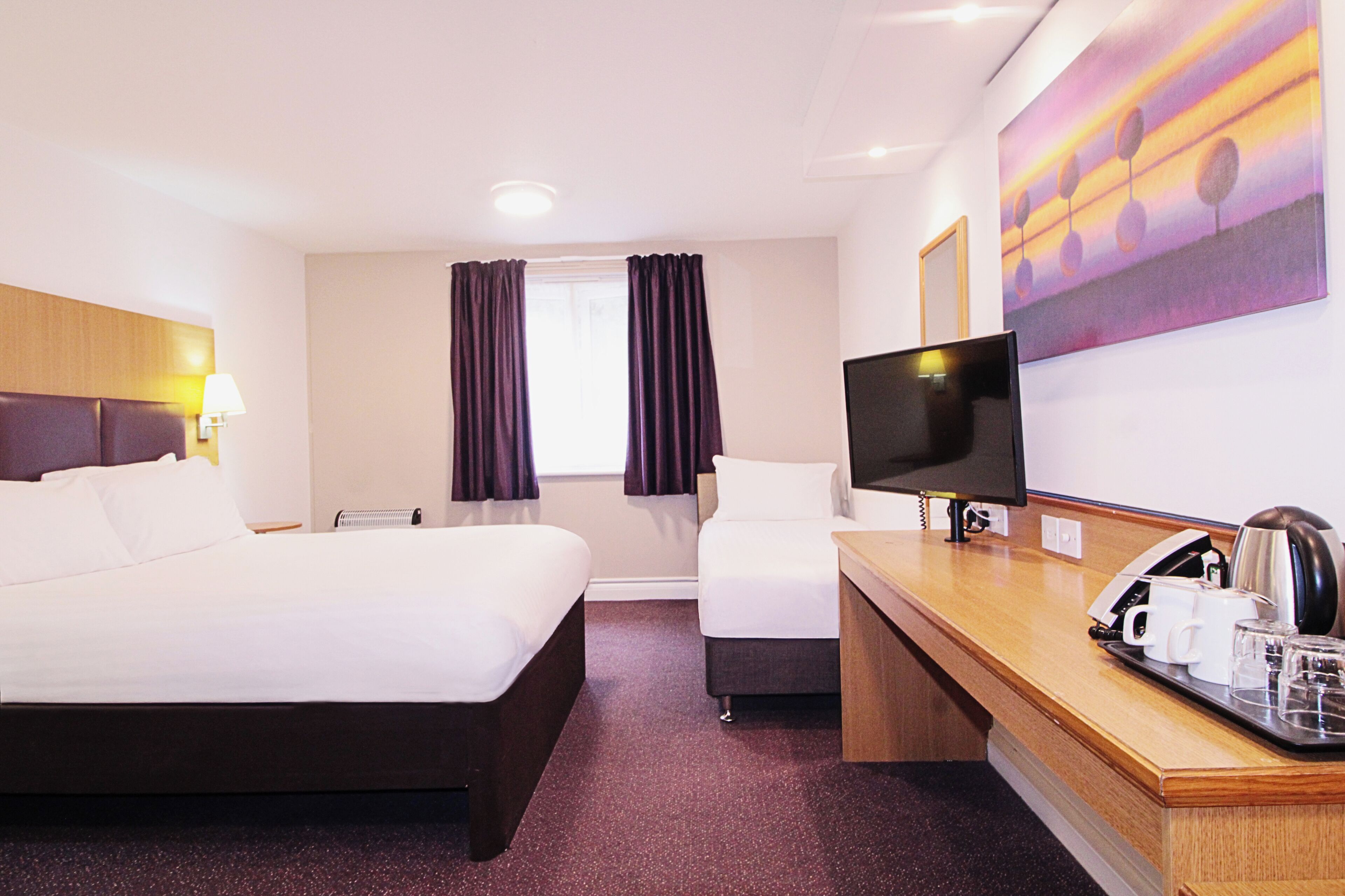 Deluxe Room, 2 Twin Beds, Non Smoking | Desk, free cribs/infant beds, free WiFi, bed sheets