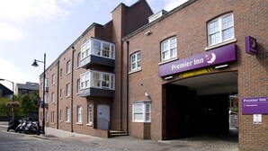 Egy téglából épült épület, amelyen a Premier Inn felirata látható, egy recepciós terület és egy fedett bejárat található rajta.