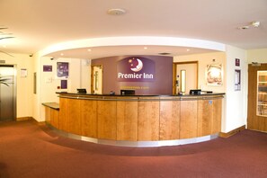 Reception - Premier Inn London Elstree / Borehamwood (Borehamwood)
