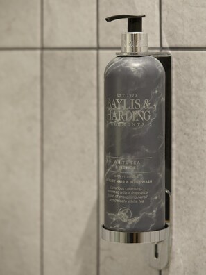 Bathroom amenities - Premier Inn Tonbridge North (Tonbridge)