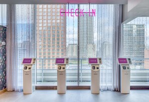 Reception - Premier Inn London Stratford (London)