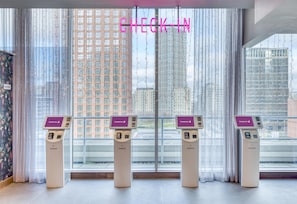 Reception - Premier Inn London Stratford (London)