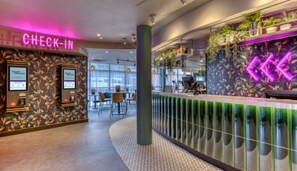 Reception - Premier Inn London Southwark Tate Modern (London)