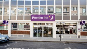 Ett Premier Inn-hotell med en modern fasad, stora fönster och en tydlig entré.