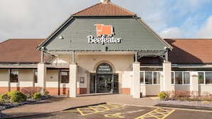 A building with a sign reading 'Beefeater' and 'Packet Steamer' entrance. - Premier Inn Liverpool North (Bootle)