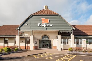 Ein Gebäude mit einem Schild, auf dem 'Beefeater' und 'Packet Steamer' Eingang steht.