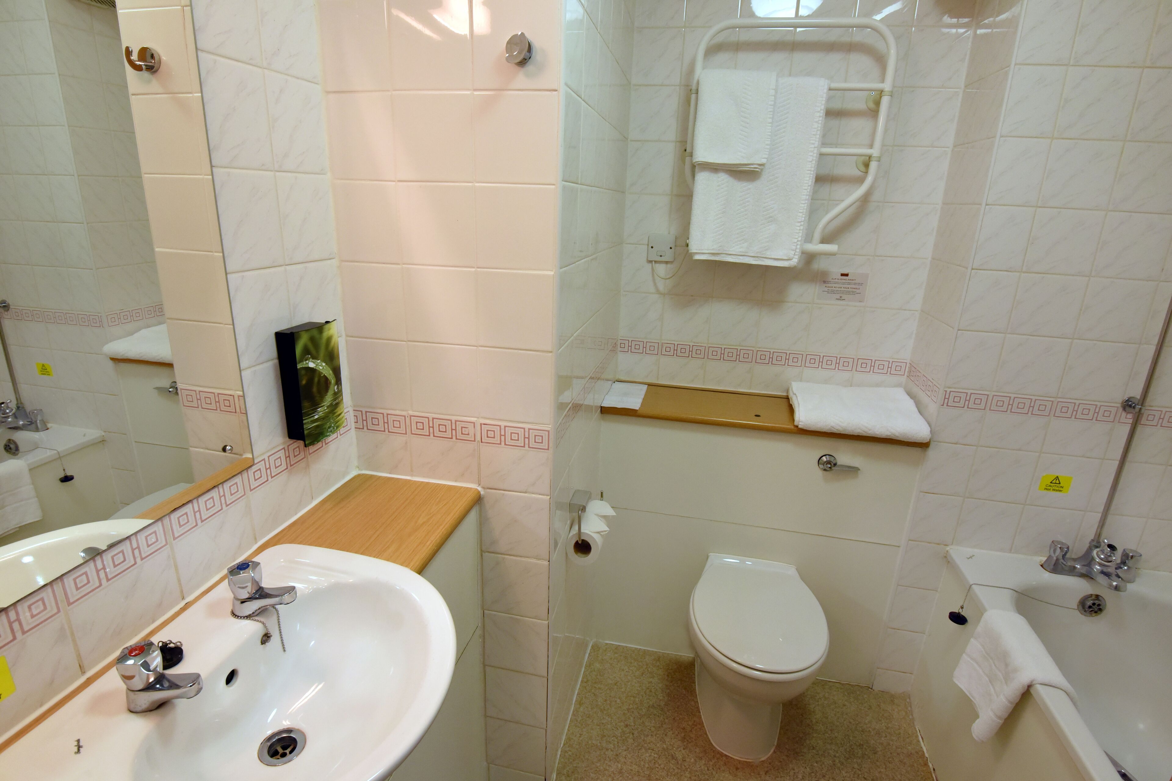 Combined shower/tub, free toiletries, hair dryer, towels