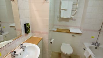 Combined shower/tub, free toiletries, hair dryer, towels