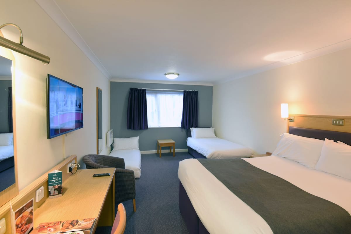 quadruple room | 1 bedroom, desk, iron/ironing board, free wifi