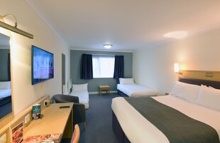 Family Room for 4 | 办公桌、熨斗/熨板、免费 WiFi、床单