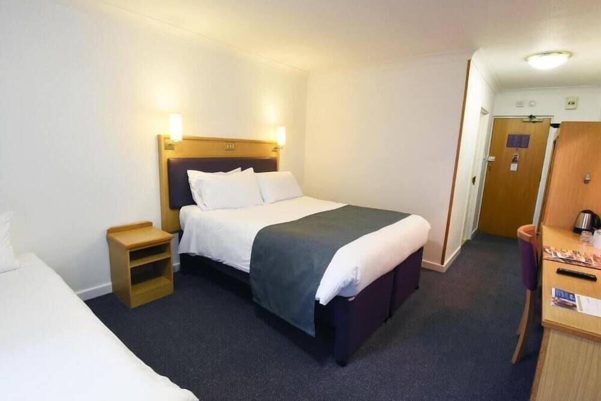 Desk, iron/ironing board (on request), WiFi (free), bed sheets