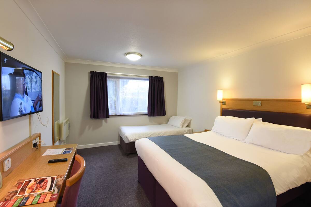 Desk, iron/ironing board (on request), WiFi (free), bed sheets