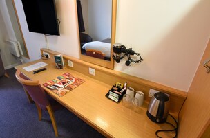 办公桌、熨斗/熨板、免费 WiFi、床单