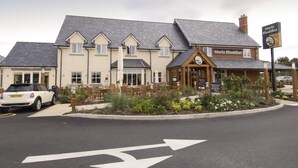 Un edificio a due piani con un cartello che riporta la scritta 'Morfá Rhuddlan'.