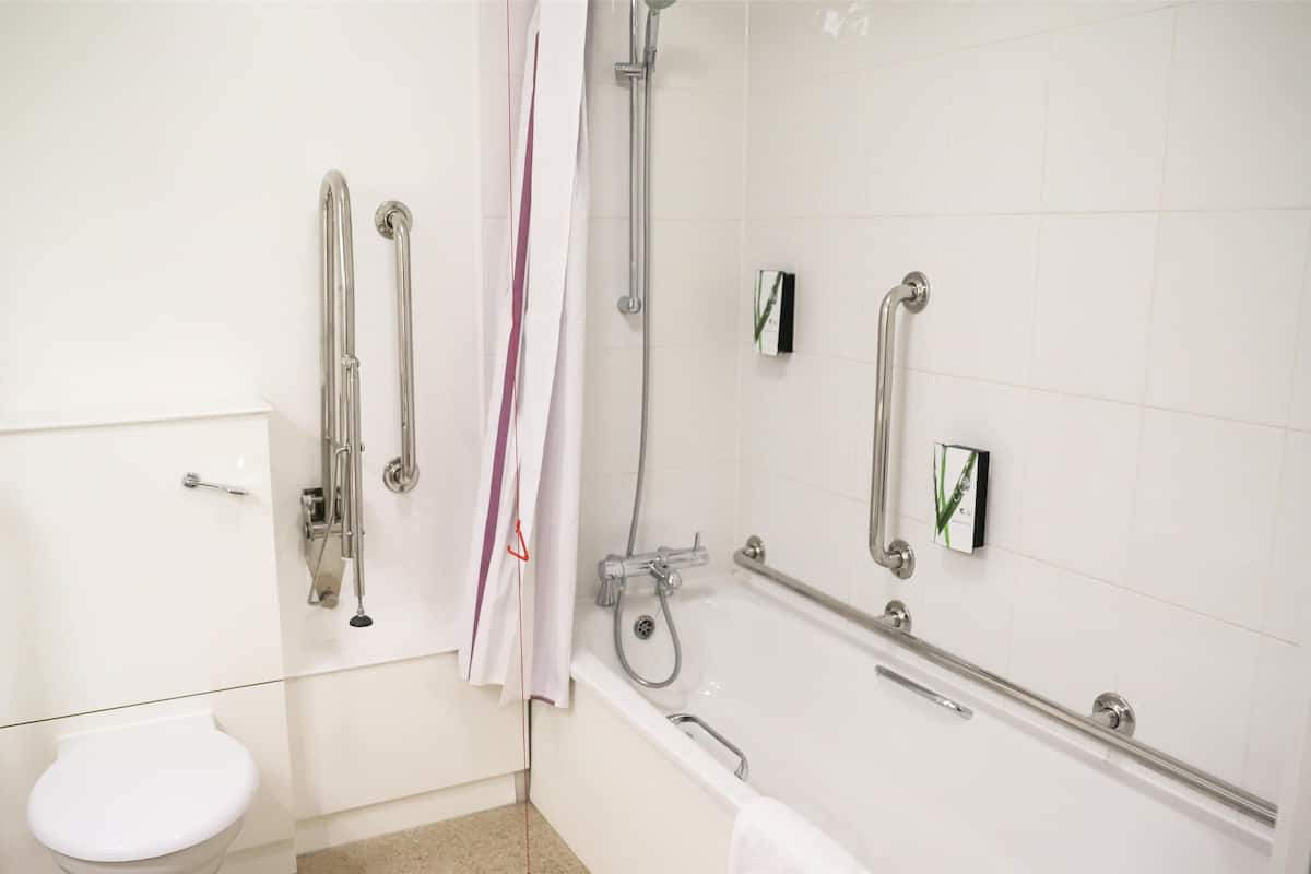 Standard-Zweibettzimmer, barrierearme Badewanne | Badezimmer