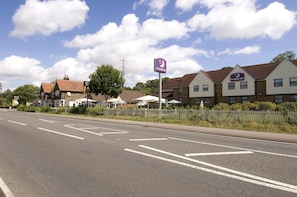 Une route avec, au loin, un hôtel appelé « Premier Inn ».