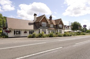 A traditional building with a sign reading 'Horse & Jockey.' - Premier Inn Dunstable South A5 (Dunstable)