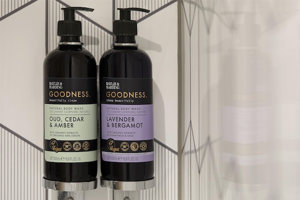 To flasker Baylis & Harding Goodness bodywash.