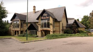 Un edifici amb un cartell que diu 'The Brache' i un altre que diu 'BEEFEATER' a l'esquerra.