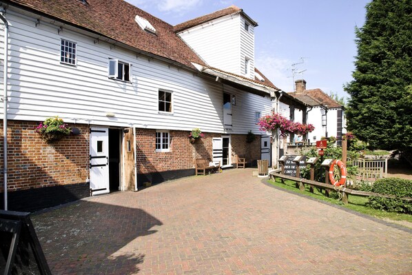 Exterior - Premier Inn St. Albans/Bricket Wood (St Albans)