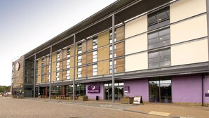 Hotelli, jossa on moderni julkisivu, suuret ikkunat ja selkeästi näkyvä Premier Inn -kyltti.